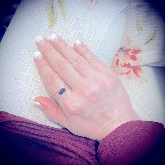NEW: CHIC & STYLISH•ONYX GEMstone•Adjustable•Silver Wrapped Ring•Unisex Jewelry - Picture 10 of 16